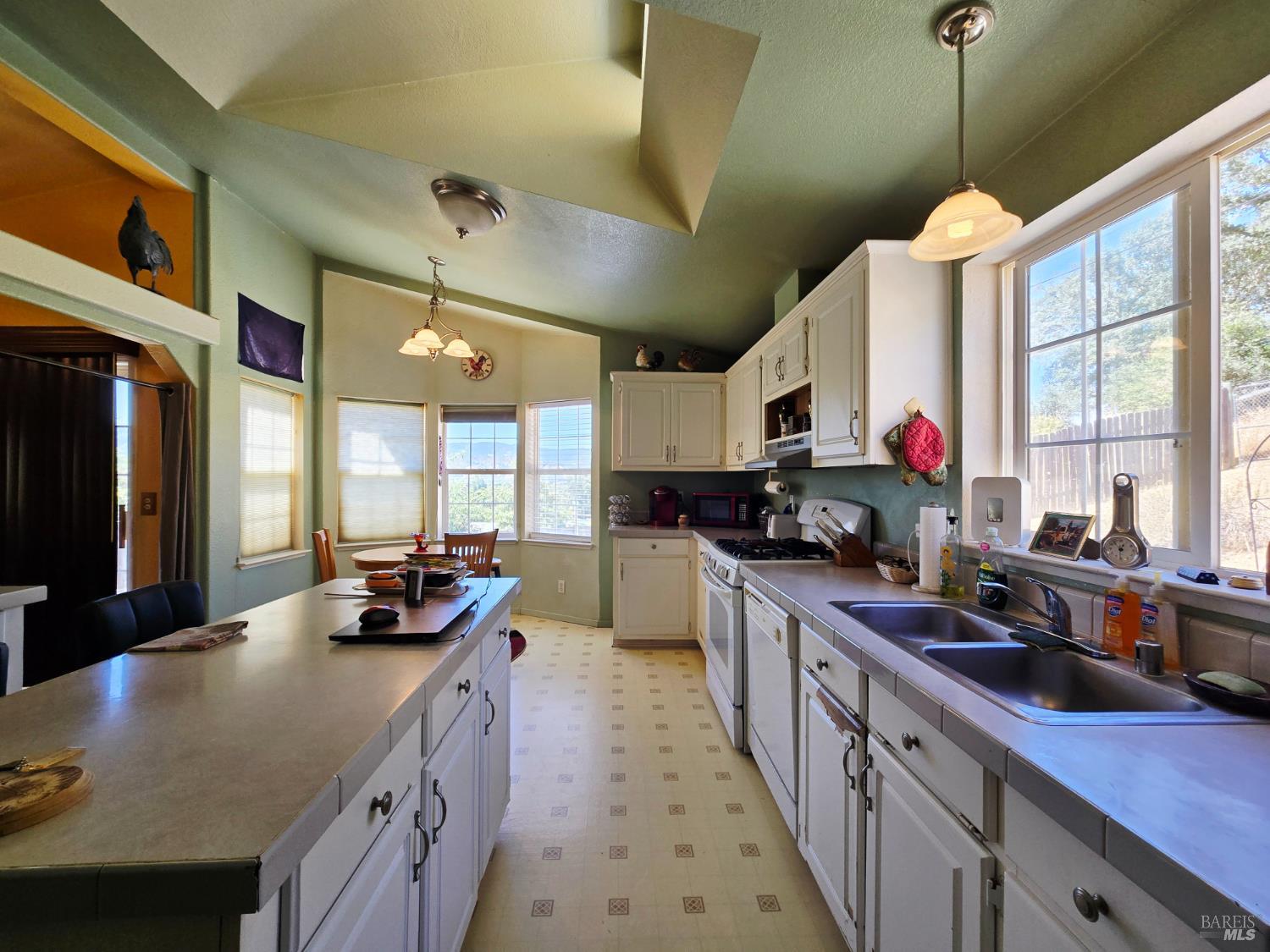 Detail Gallery Image 16 of 32 For 2110 Fern Canyon Rd, Ukiah,  CA 95482 - 3 Beds | 2 Baths