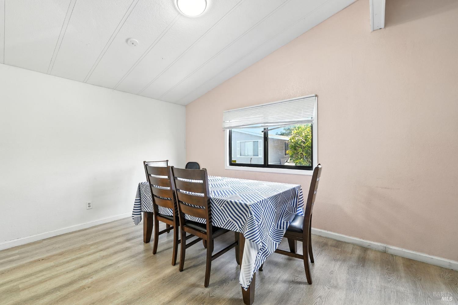 Detail Gallery Image 10 of 27 For 420 Sandstone Dr, Vallejo,  CA 94589 - 3 Beds | 2 Baths