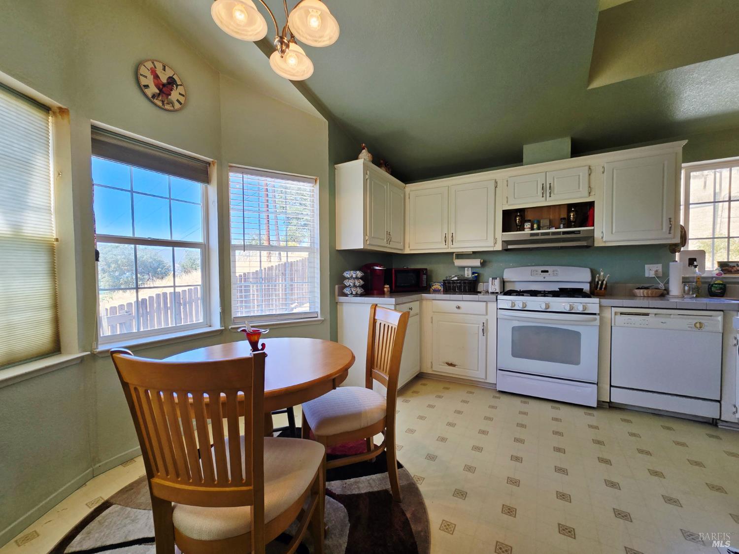 Detail Gallery Image 14 of 32 For 2110 Fern Canyon Rd, Ukiah,  CA 95482 - 3 Beds | 2 Baths