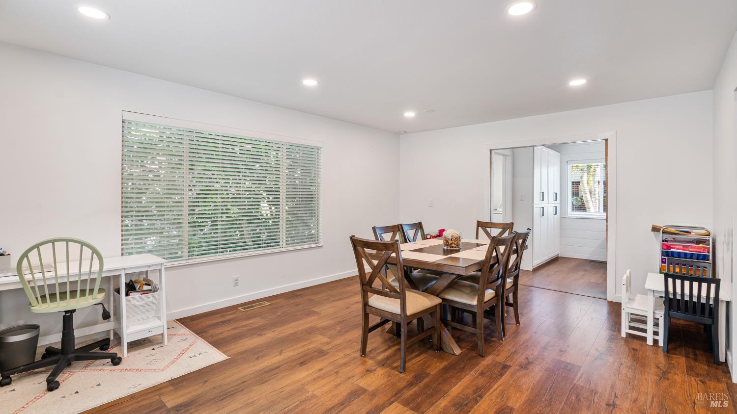 Detail Gallery Image 8 of 35 For 7826 Brookside Ave, Sebastopol,  CA 95472 - 4 Beds | 2/1 Baths