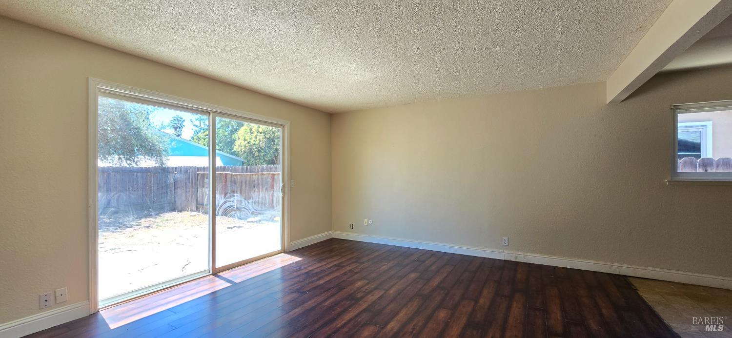 Detail Gallery Image 6 of 13 For 1296 Balsam Way, Vacaville,  CA 95687 - 3 Beds | 1 Baths