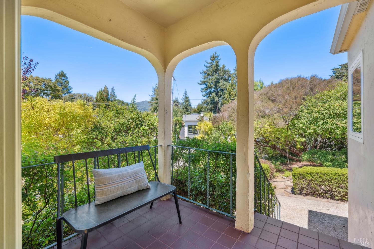 Detail Gallery Image 3 of 38 For 224 Elm Ave, Mill Valley,  CA 94941 - 2 Beds | 1 Baths