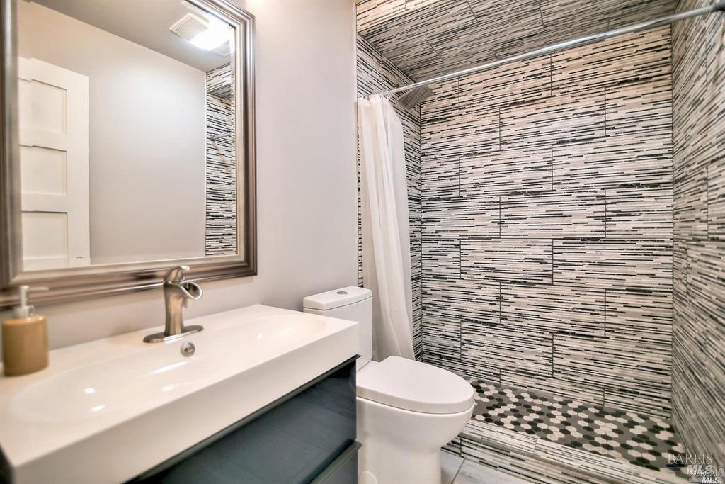 Detail Gallery Image 5 of 8 For 22 Fairfax St #B,  San Rafael,  CA 94901 - 2 Beds | 2 Baths