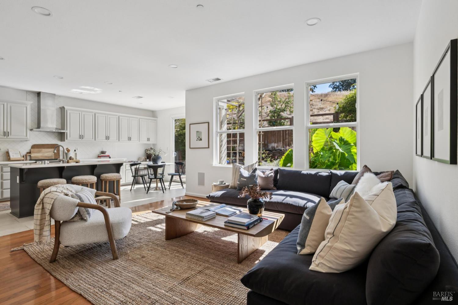 Detail Gallery Image 13 of 52 For 24 Sunny Cove Dr, Novato,  CA 94949 - 5 Beds | 3/1 Baths