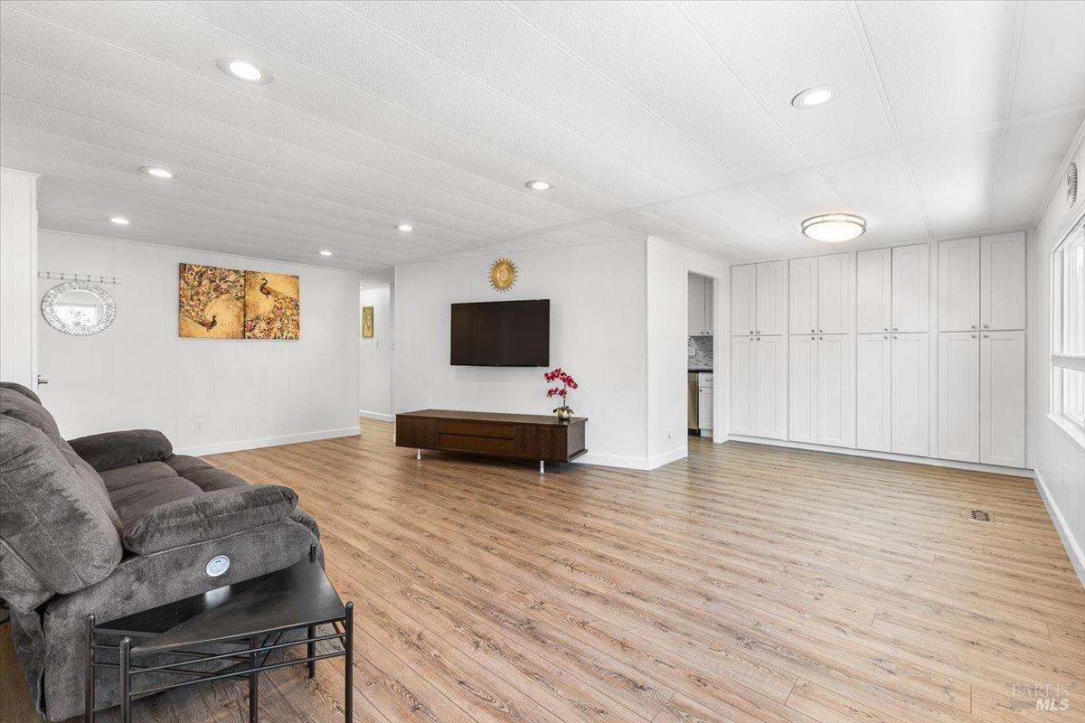 Detail Gallery Image 5 of 35 For 318 Rustic Ln, Rohnert Park,  CA 94928 - 2 Beds | 2 Baths