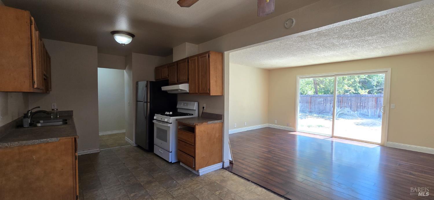 Detail Gallery Image 3 of 13 For 1296 Balsam Way, Vacaville,  CA 95687 - 3 Beds | 1 Baths