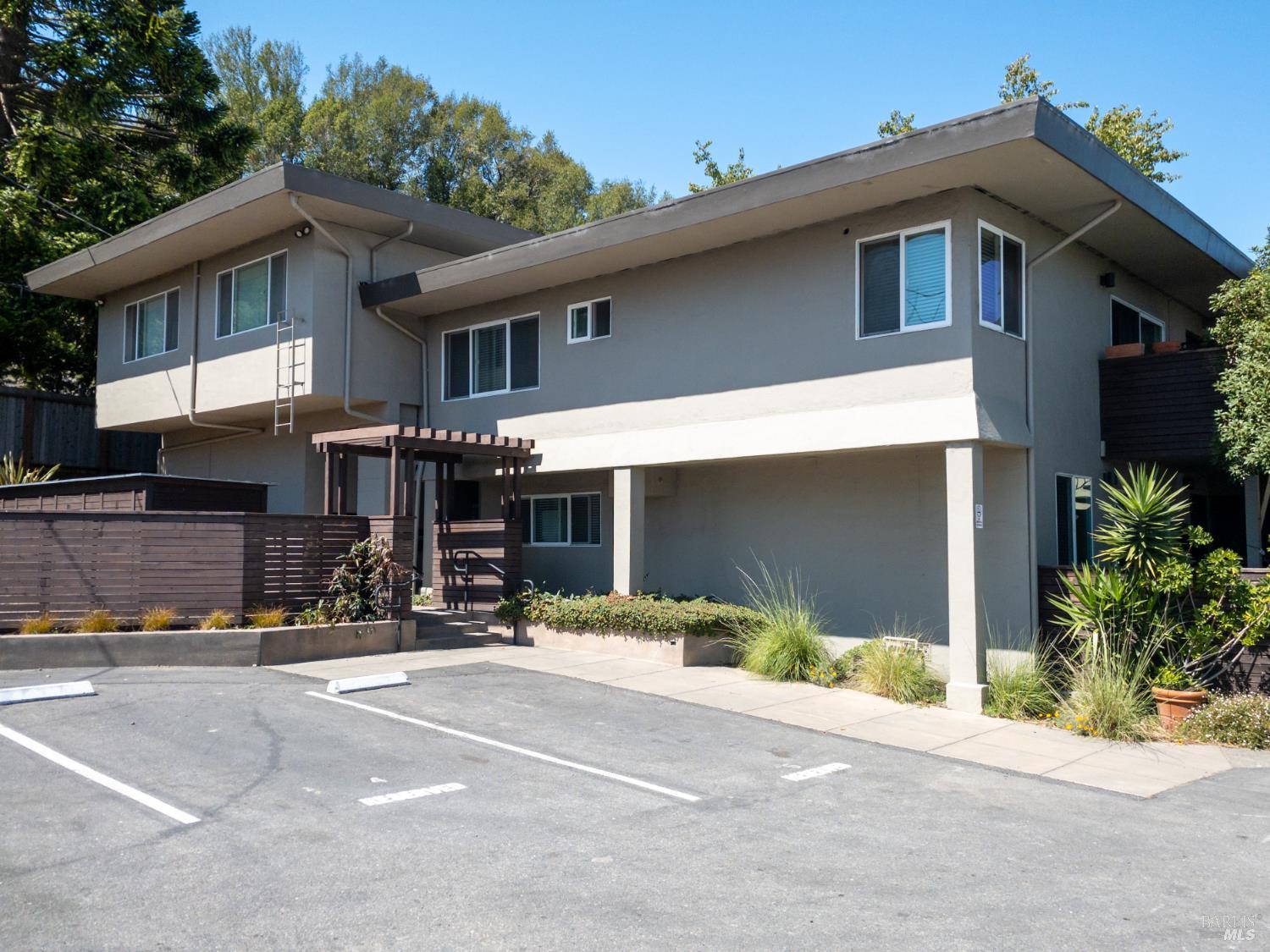 Detail Gallery Image 5 of 12 For 801 Meadowsweet Dr, Corte Madera,  CA 94925 - – Beds | – Baths