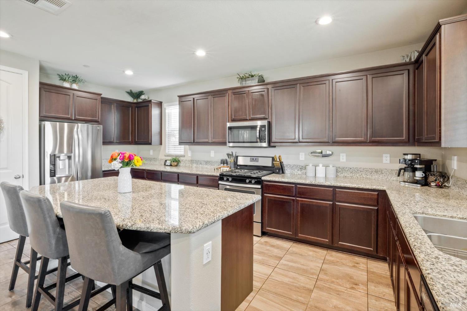 Detail Gallery Image 4 of 72 For 625 Guild Rd, Vacaville,  CA 95688 - 4 Beds | 3 Baths