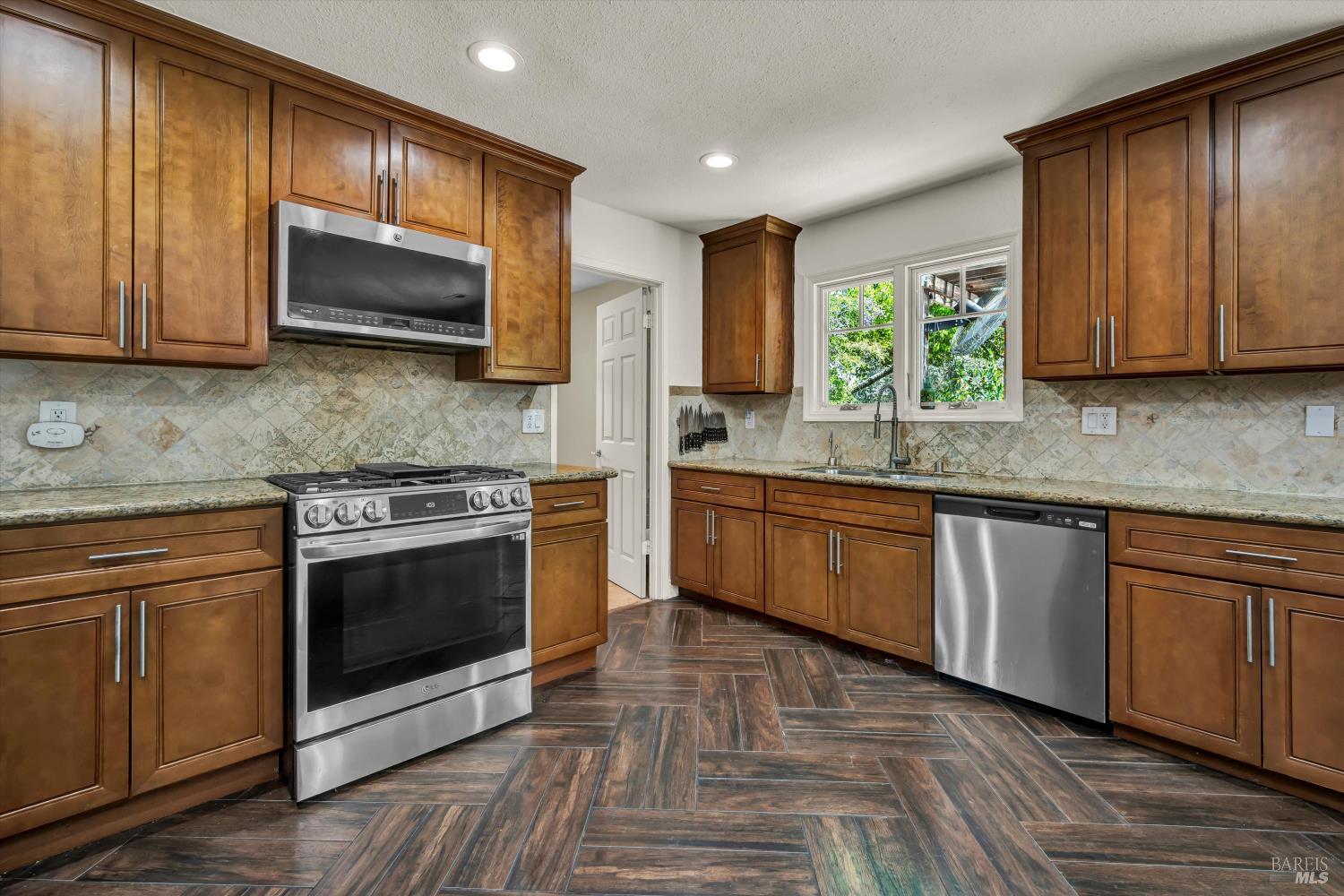 Detail Gallery Image 8 of 38 For 1018 Easum Dr, Napa,  CA 94558 - 3 Beds | 2 Baths