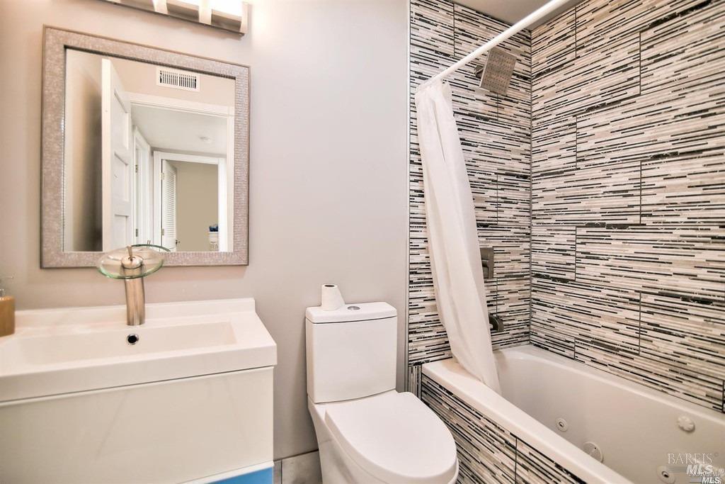 Detail Gallery Image 3 of 8 For 22 Fairfax St #B,  San Rafael,  CA 94901 - 2 Beds | 2 Baths