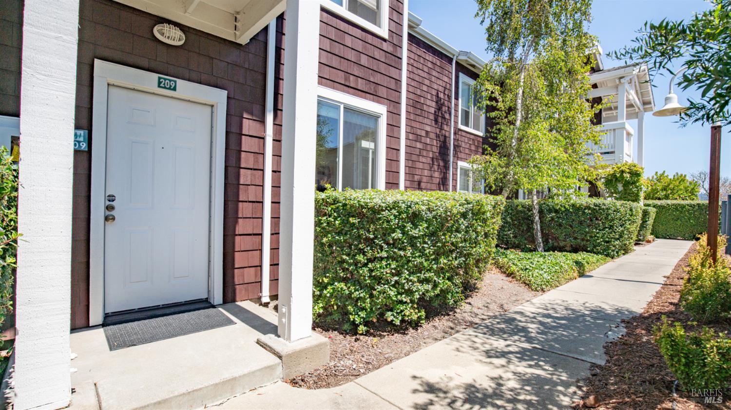 Detail Gallery Image 2 of 24 For 209 E Bayside Ct, Richmond,  CA 94804 - 2 Beds | 2 Baths