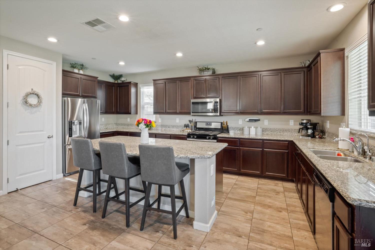 Detail Gallery Image 6 of 72 For 625 Guild Rd, Vacaville,  CA 95688 - 4 Beds | 3 Baths