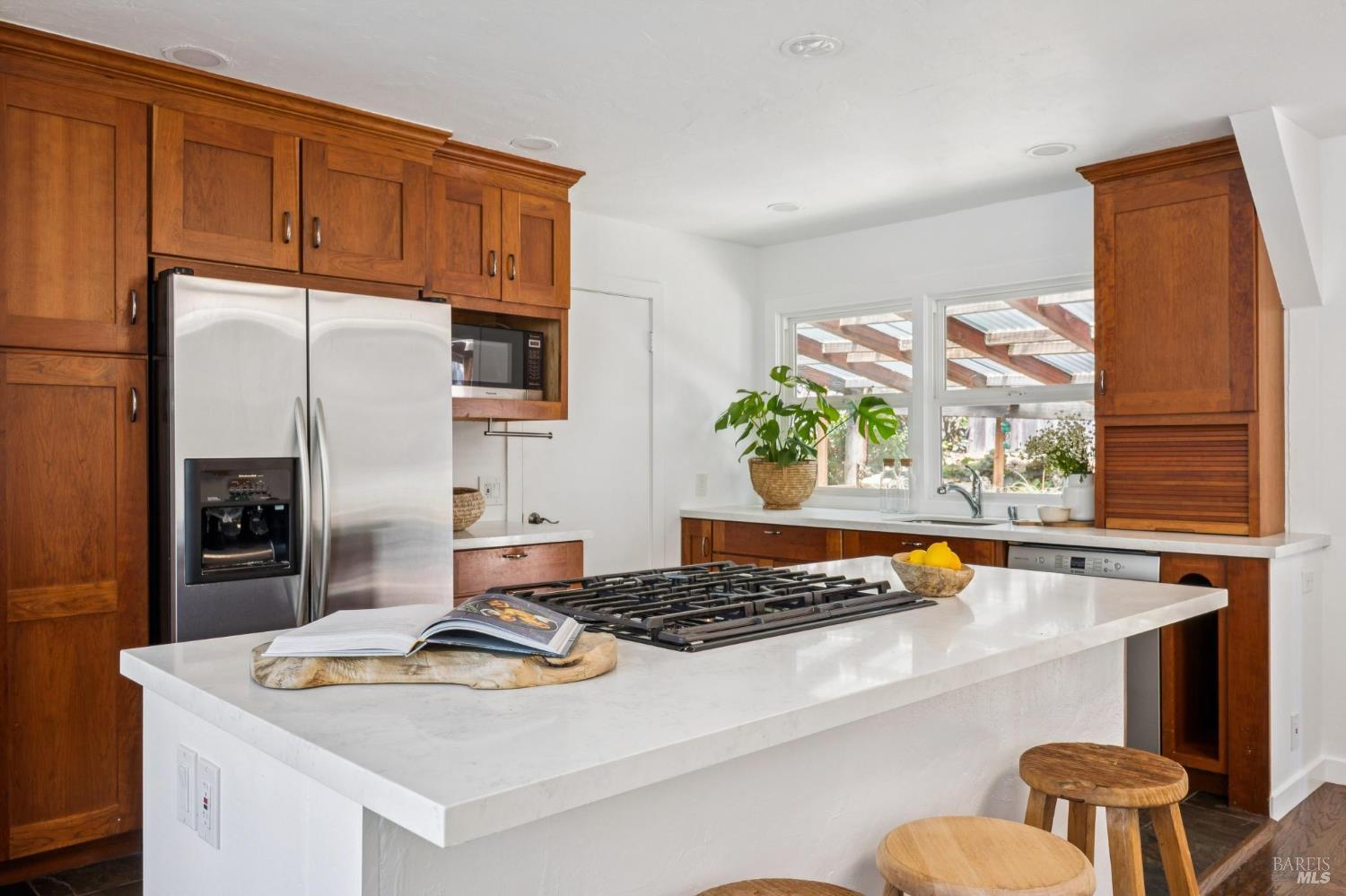 Detail Gallery Image 3 of 41 For 16 Marion Ct, Novato,  CA 94945 - 3 Beds | 1 Baths