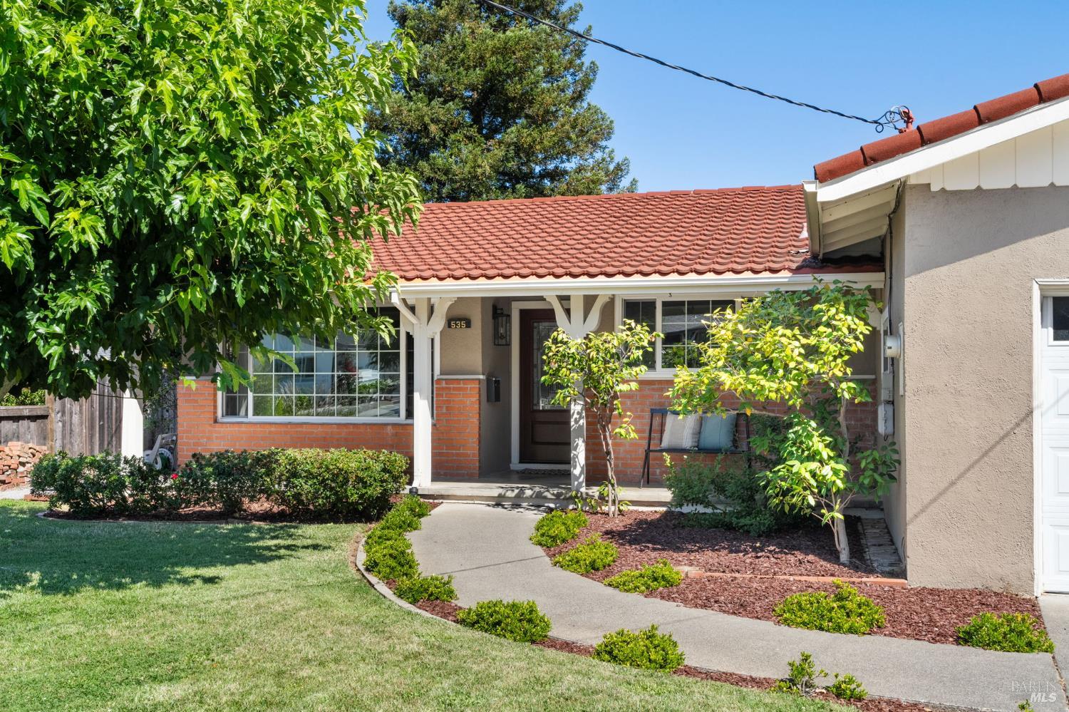 Detail Gallery Image 3 of 27 For 535 Tamarack Dr, San Rafael,  CA 94903 - 3 Beds | 2 Baths