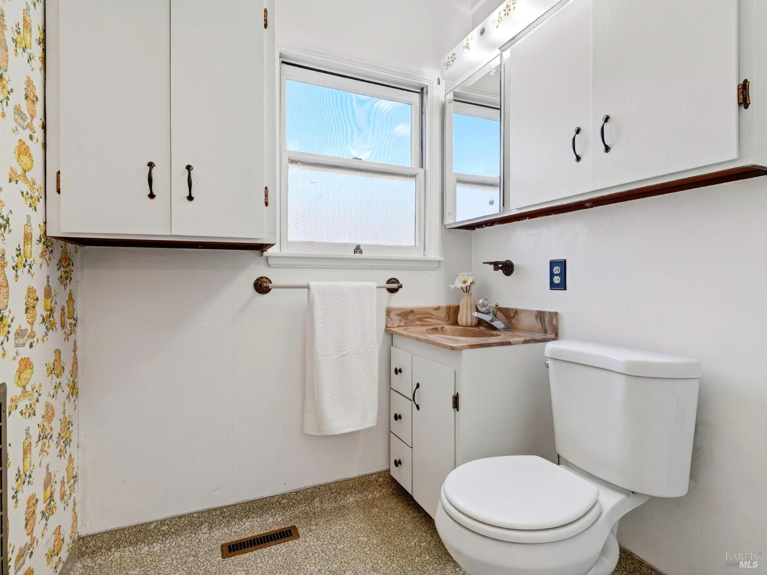 Detail Gallery Image 27 of 40 For 810 Mendocino Dr, Ukiah,  CA 95482 - 4 Beds | 2 Baths