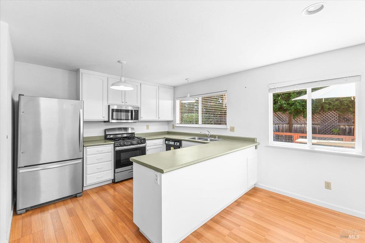 Detail Gallery Image 7 of 19 For 4910 Cheryl Ct, Santa Rosa,  CA 95409 - 3 Beds | 2 Baths