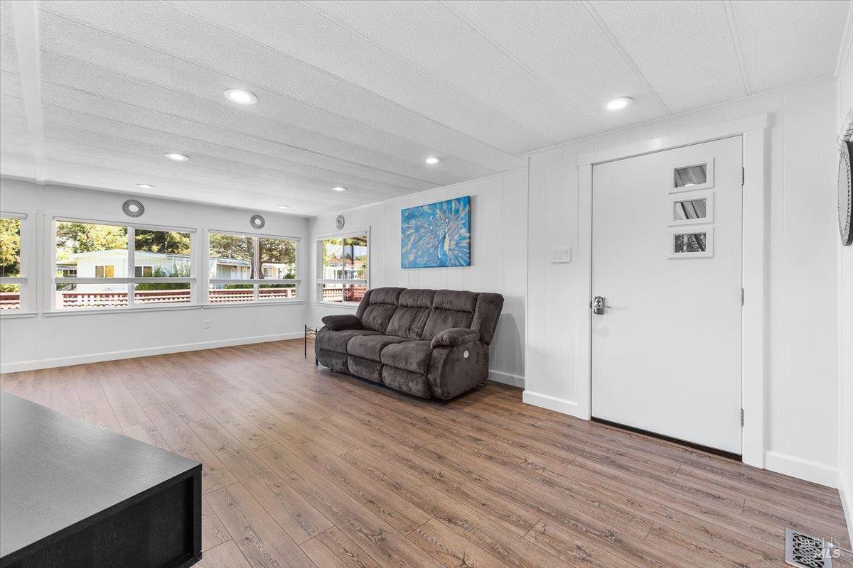 Detail Gallery Image 7 of 35 For 318 Rustic Ln, Rohnert Park,  CA 94928 - 2 Beds | 2 Baths