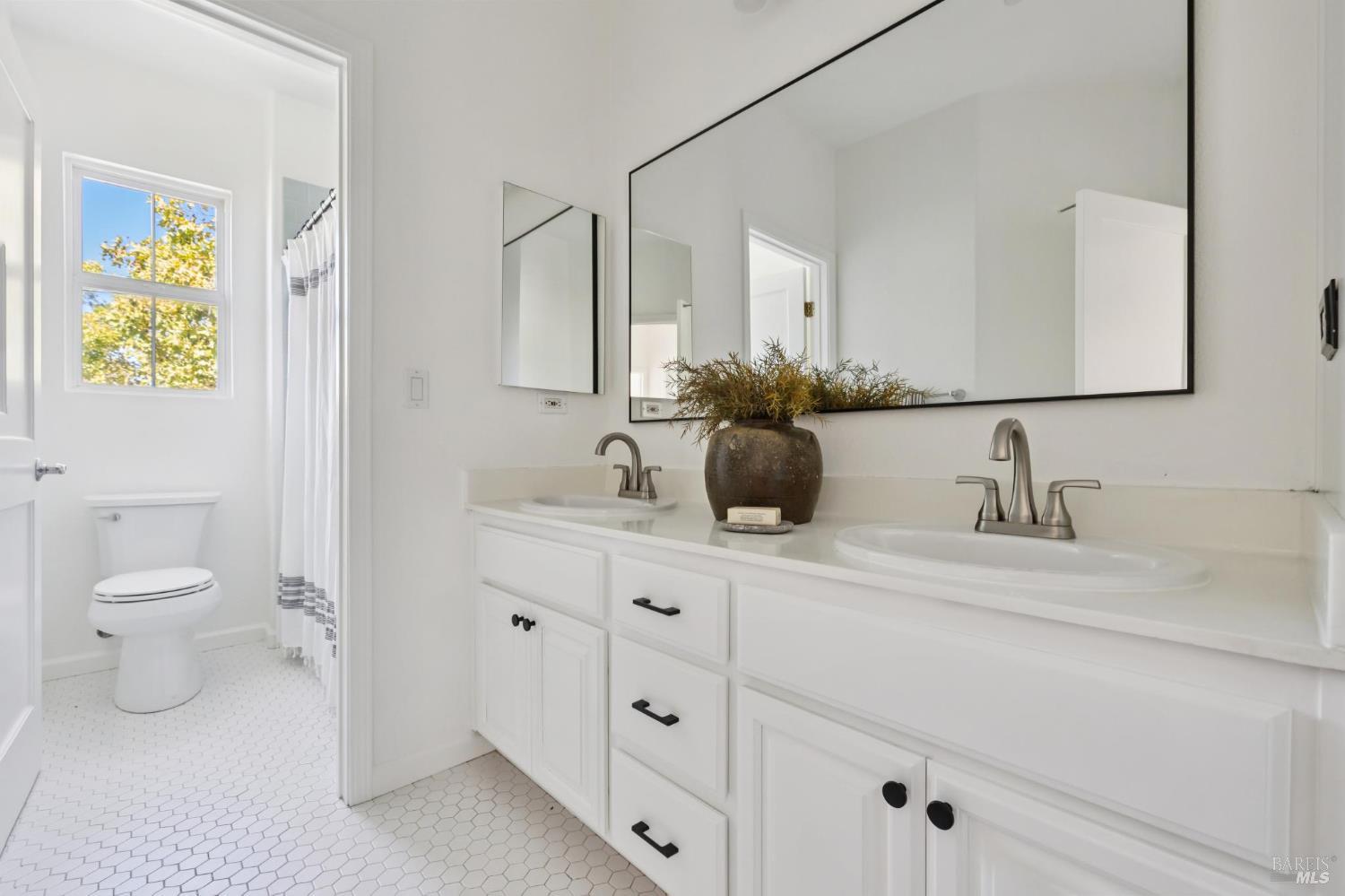 Detail Gallery Image 37 of 52 For 24 Sunny Cove Dr, Novato,  CA 94949 - 5 Beds | 3/1 Baths