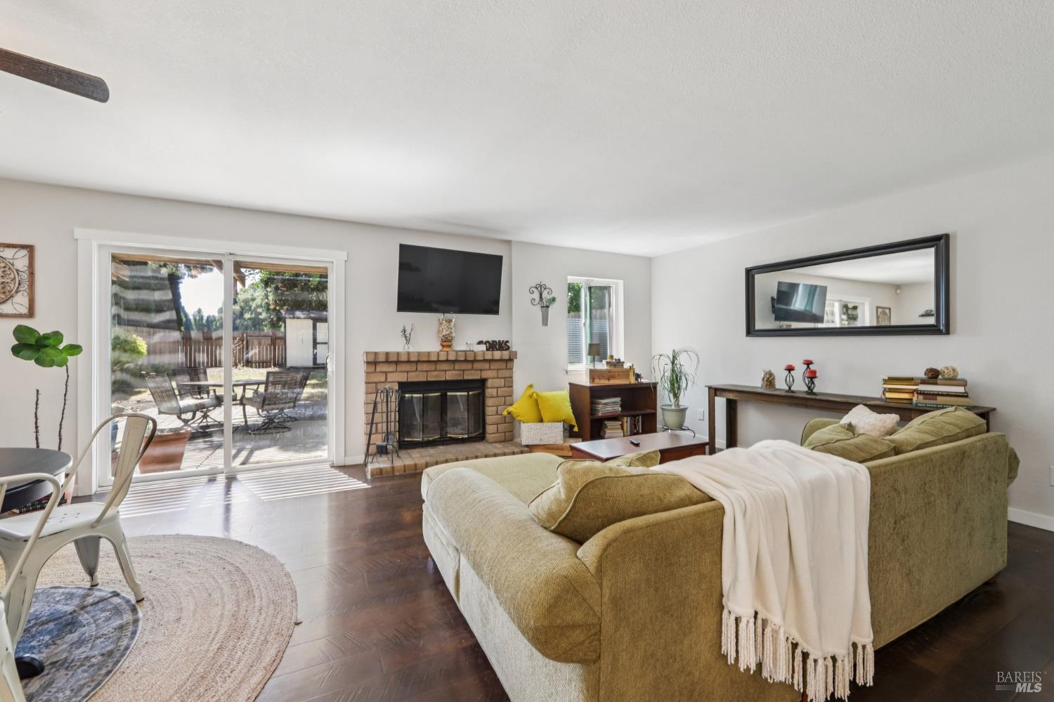 Detail Gallery Image 2 of 33 For 205 W Cherry St, Dixon,  CA 95620 - 3 Beds | 2 Baths