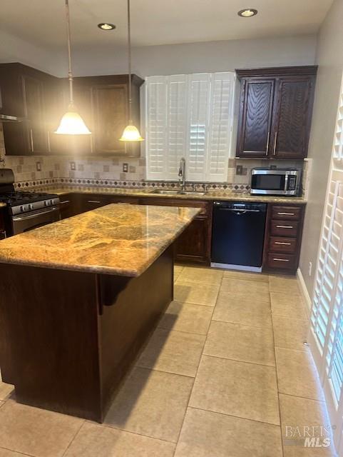 Detail Gallery Image 4 of 23 For 4712 Brookside Cir, Fairfield,  CA 94534 - 4 Beds | 2/1 Baths