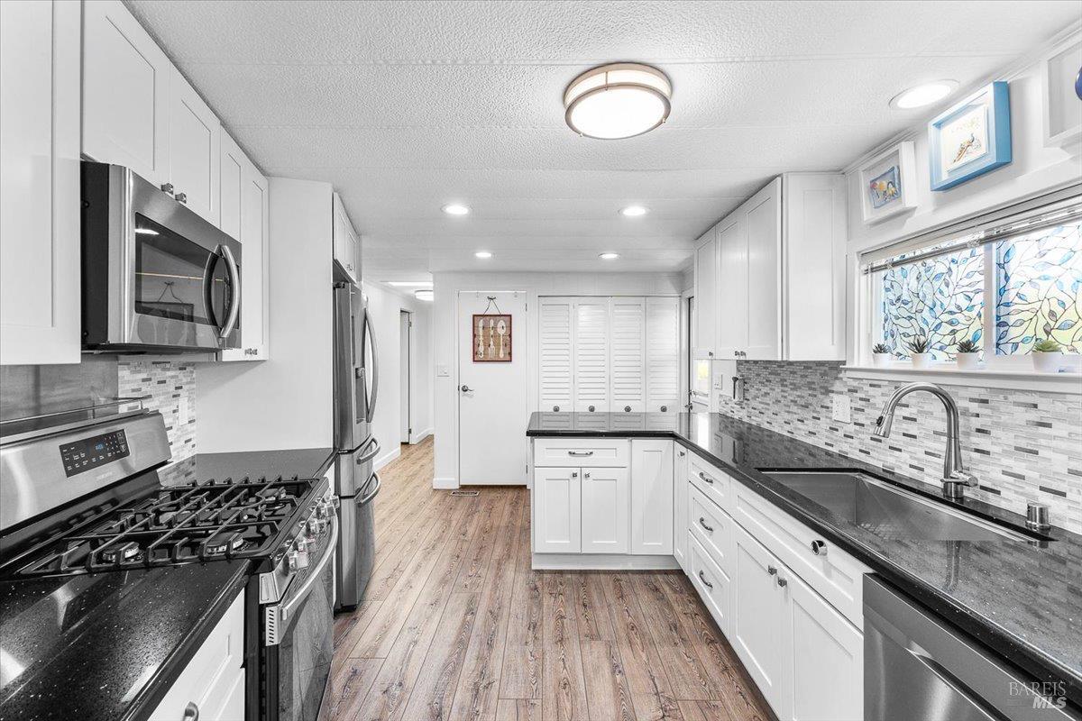 Detail Gallery Image 15 of 35 For 318 Rustic Ln, Rohnert Park,  CA 94928 - 2 Beds | 2 Baths