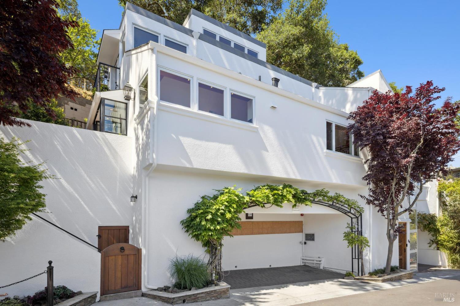 Detail Gallery Image 33 of 47 For 84 Eastview Ave, Tiburon,  CA 94920 - 3 Beds | 2/1 Baths