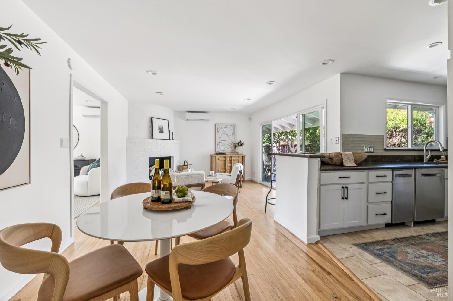 Detail Gallery Image 12 of 46 For 296 Elvia Ct, San Rafael,  CA 94903 - 3 Beds | 2 Baths