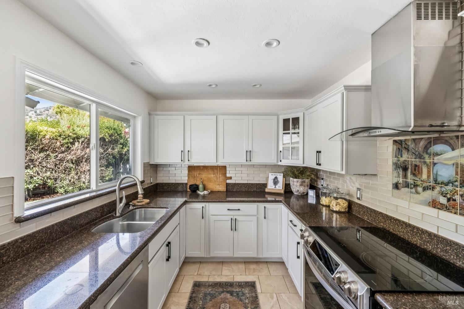 Detail Gallery Image 18 of 46 For 296 Elvia Ct, San Rafael,  CA 94903 - 3 Beds | 2 Baths