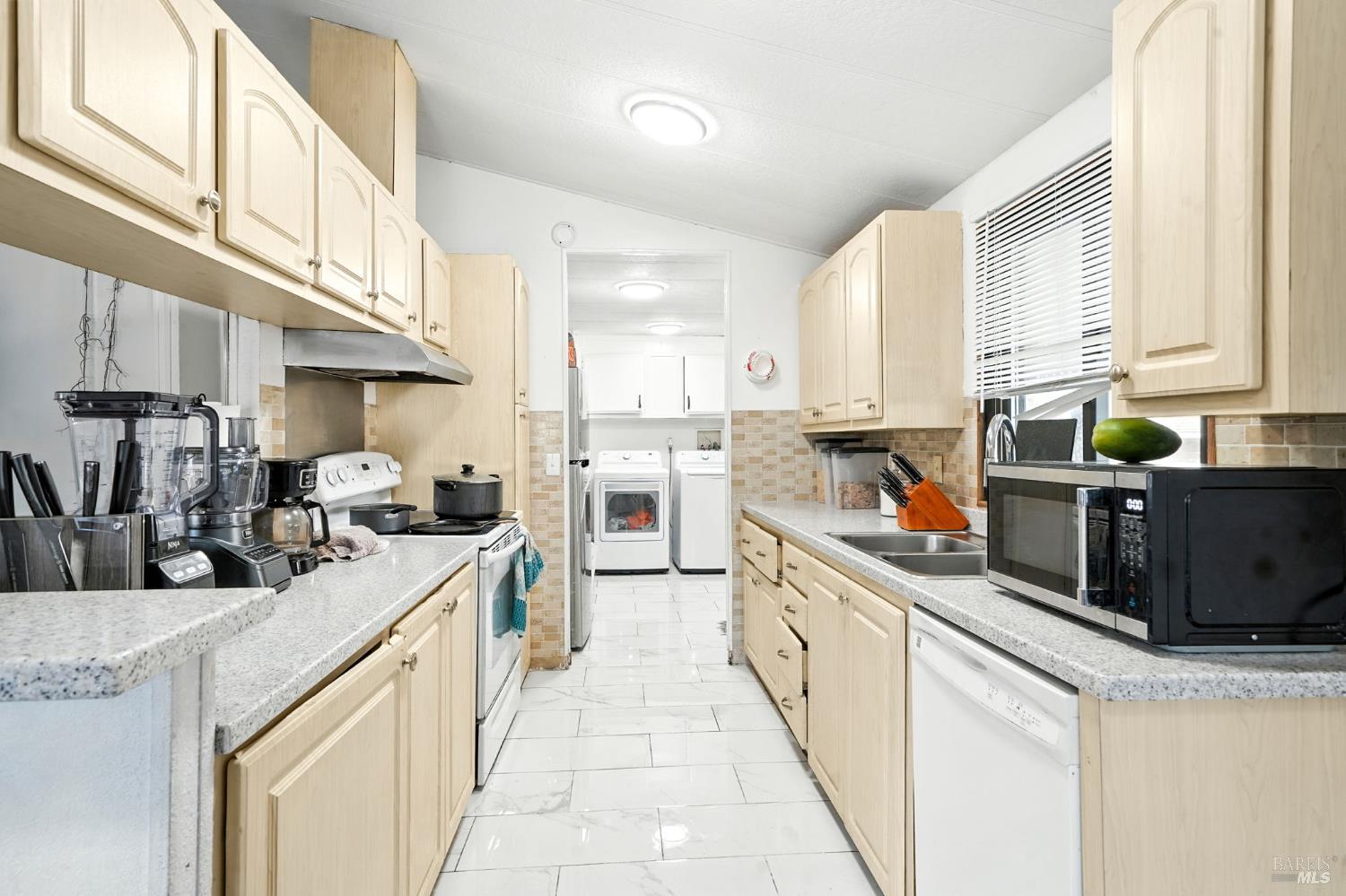 Detail Gallery Image 8 of 27 For 420 Sandstone Dr, Vallejo,  CA 94589 - 3 Beds | 2 Baths