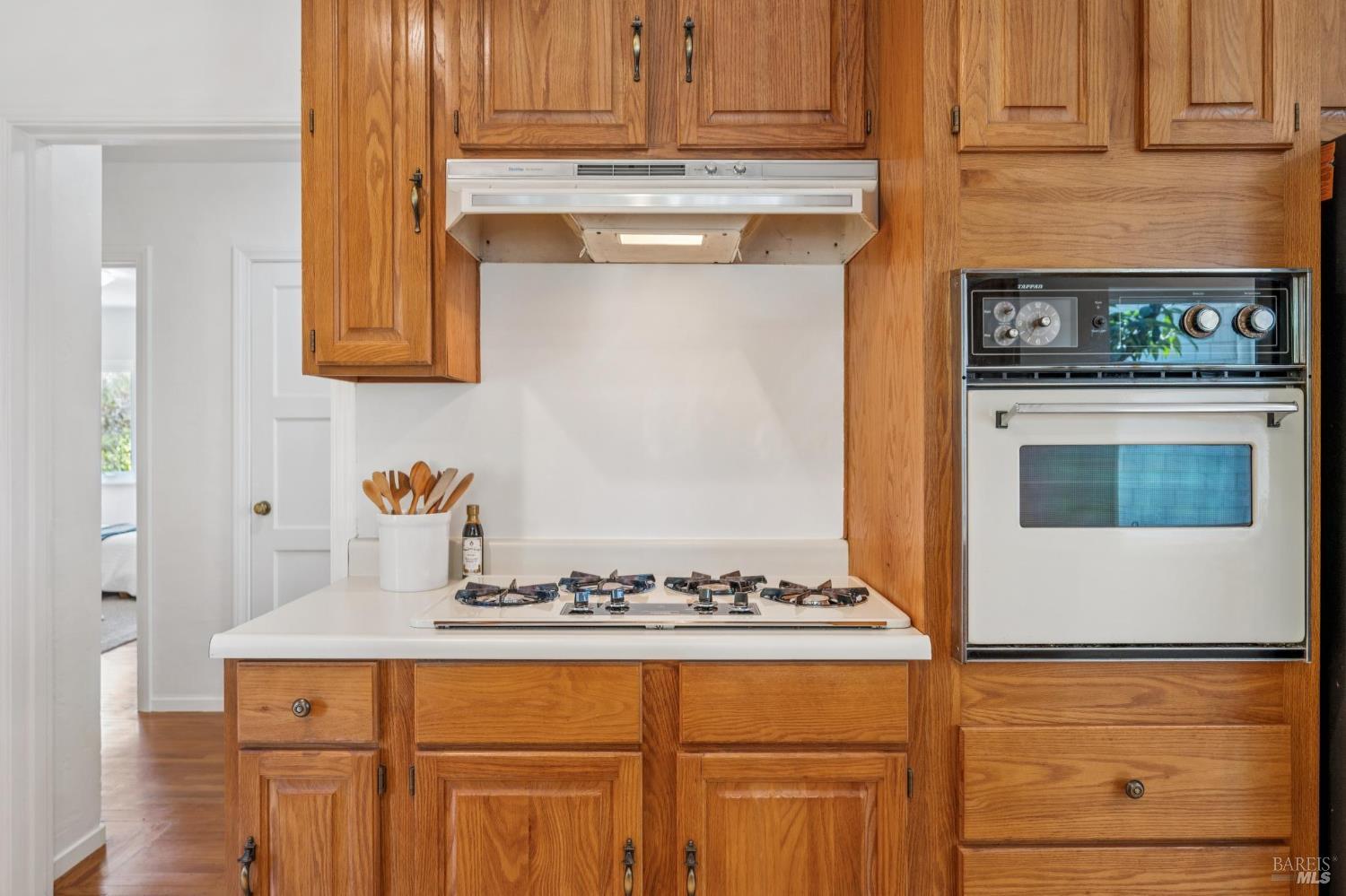 Detail Gallery Image 16 of 38 For 224 Elm Ave, Mill Valley,  CA 94941 - 2 Beds | 1 Baths