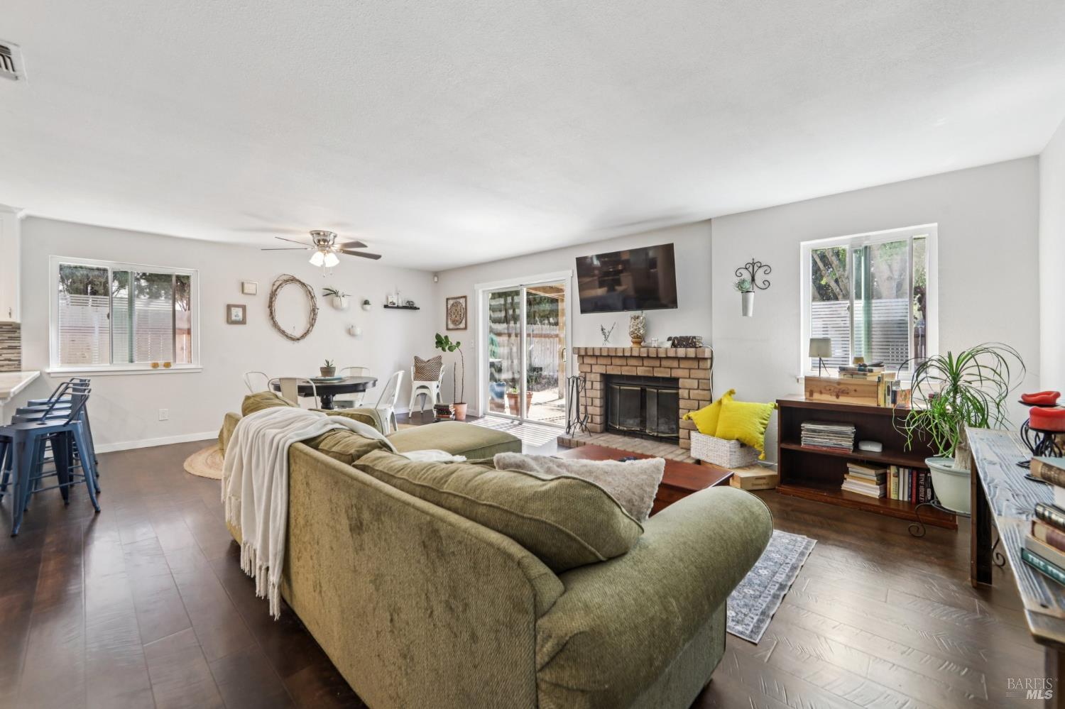 Detail Gallery Image 4 of 33 For 205 W Cherry St, Dixon,  CA 95620 - 3 Beds | 2 Baths