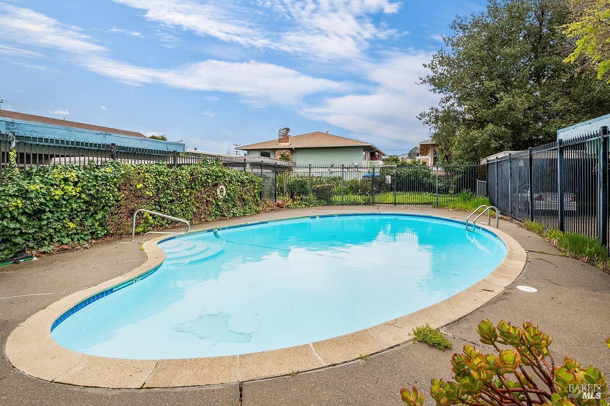Detail Gallery Image 7 of 8 For 22 Fairfax St #B,  San Rafael,  CA 94901 - 2 Beds | 2 Baths