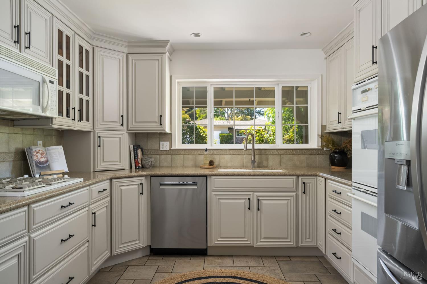 Detail Gallery Image 14 of 27 For 535 Tamarack Dr, San Rafael,  CA 94903 - 3 Beds | 2 Baths