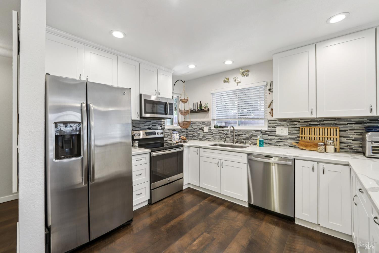 Detail Gallery Image 9 of 33 For 205 W Cherry St, Dixon,  CA 95620 - 3 Beds | 2 Baths