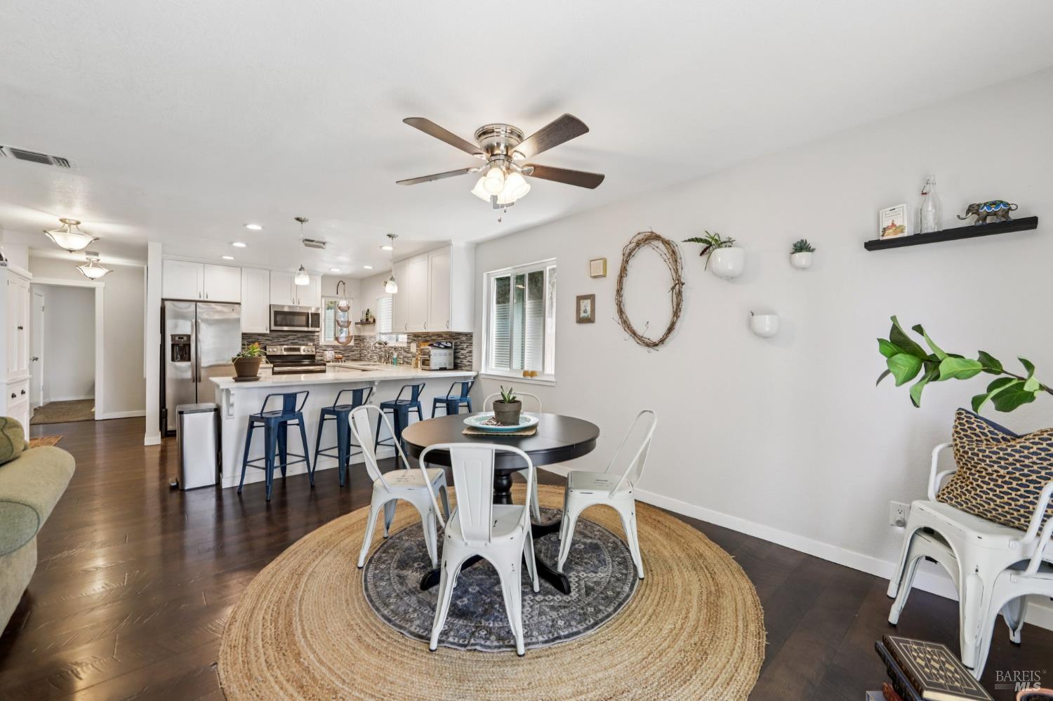 Detail Gallery Image 6 of 33 For 205 W Cherry St, Dixon,  CA 95620 - 3 Beds | 2 Baths
