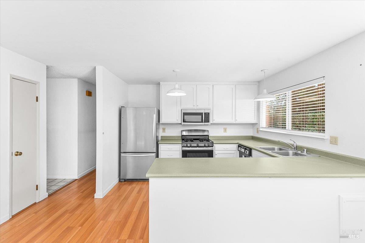 Detail Gallery Image 6 of 19 For 4910 Cheryl Ct, Santa Rosa,  CA 95409 - 3 Beds | 2 Baths