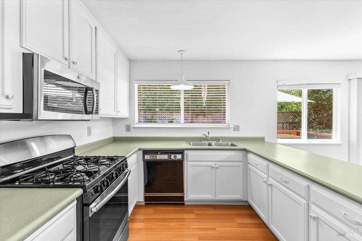 Detail Gallery Image 8 of 19 For 4910 Cheryl Ct, Santa Rosa,  CA 95409 - 3 Beds | 2 Baths