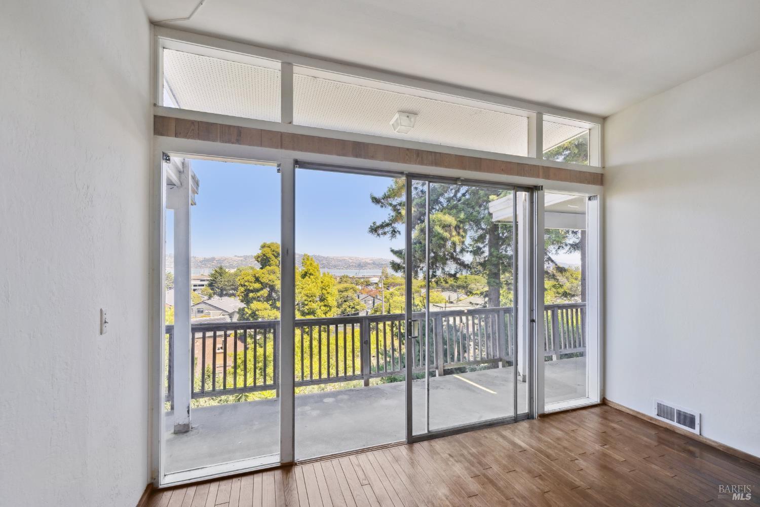 Detail Gallery Image 8 of 11 For 138 Buchanan Dr, Sausalito,  CA 94965 - – Beds | – Baths