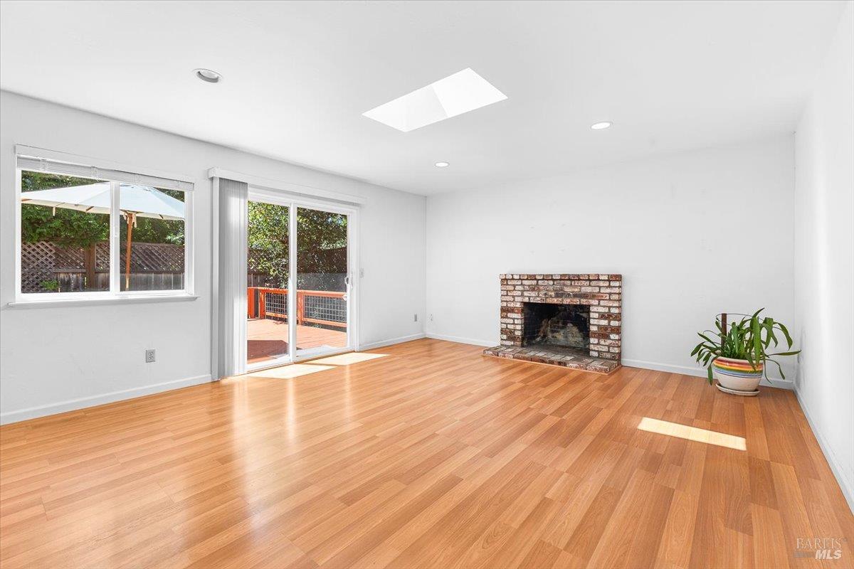 Detail Gallery Image 5 of 19 For 4910 Cheryl Ct, Santa Rosa,  CA 95409 - 3 Beds | 2 Baths