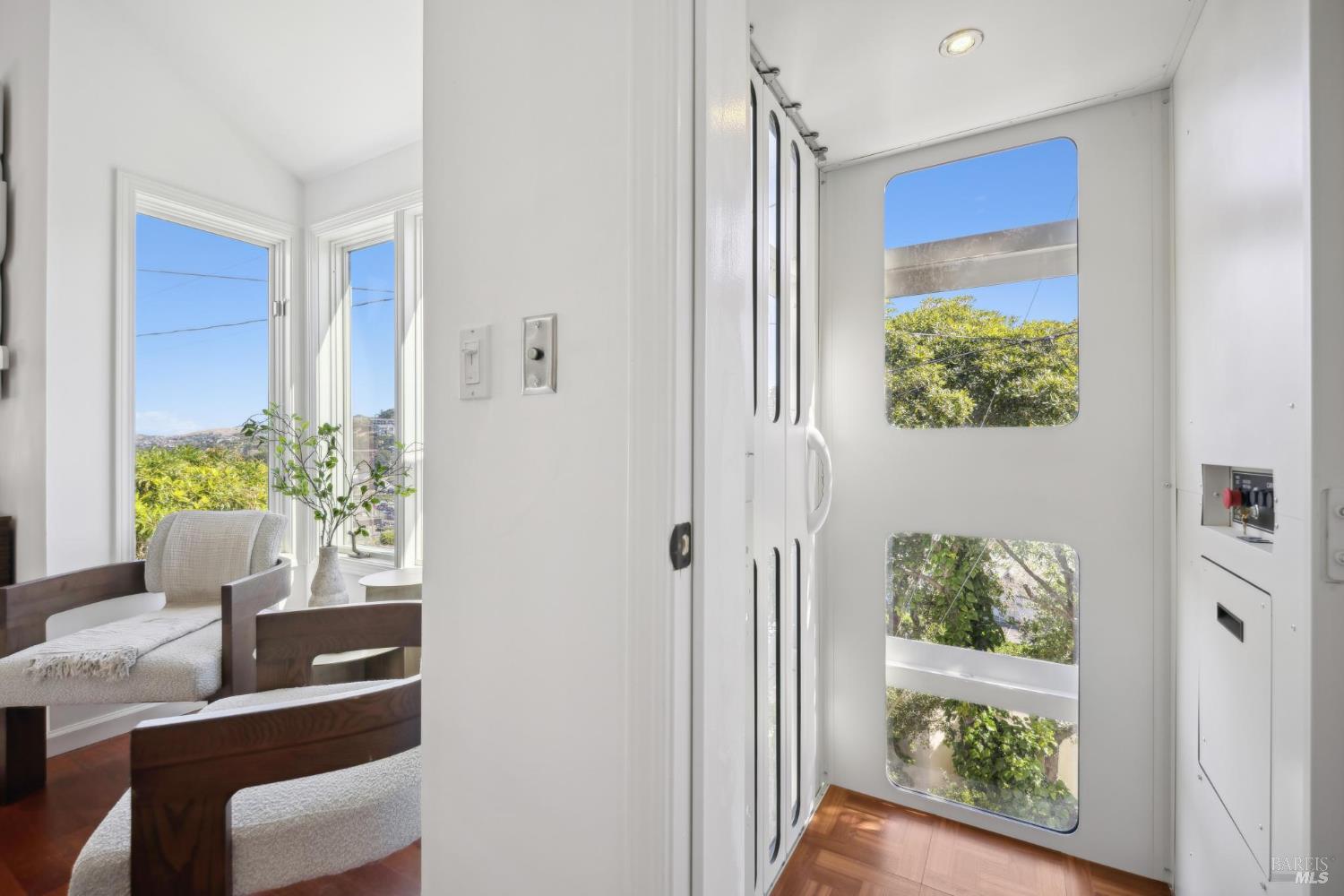 Detail Gallery Image 9 of 47 For 84 Eastview Ave, Tiburon,  CA 94920 - 3 Beds | 2/1 Baths