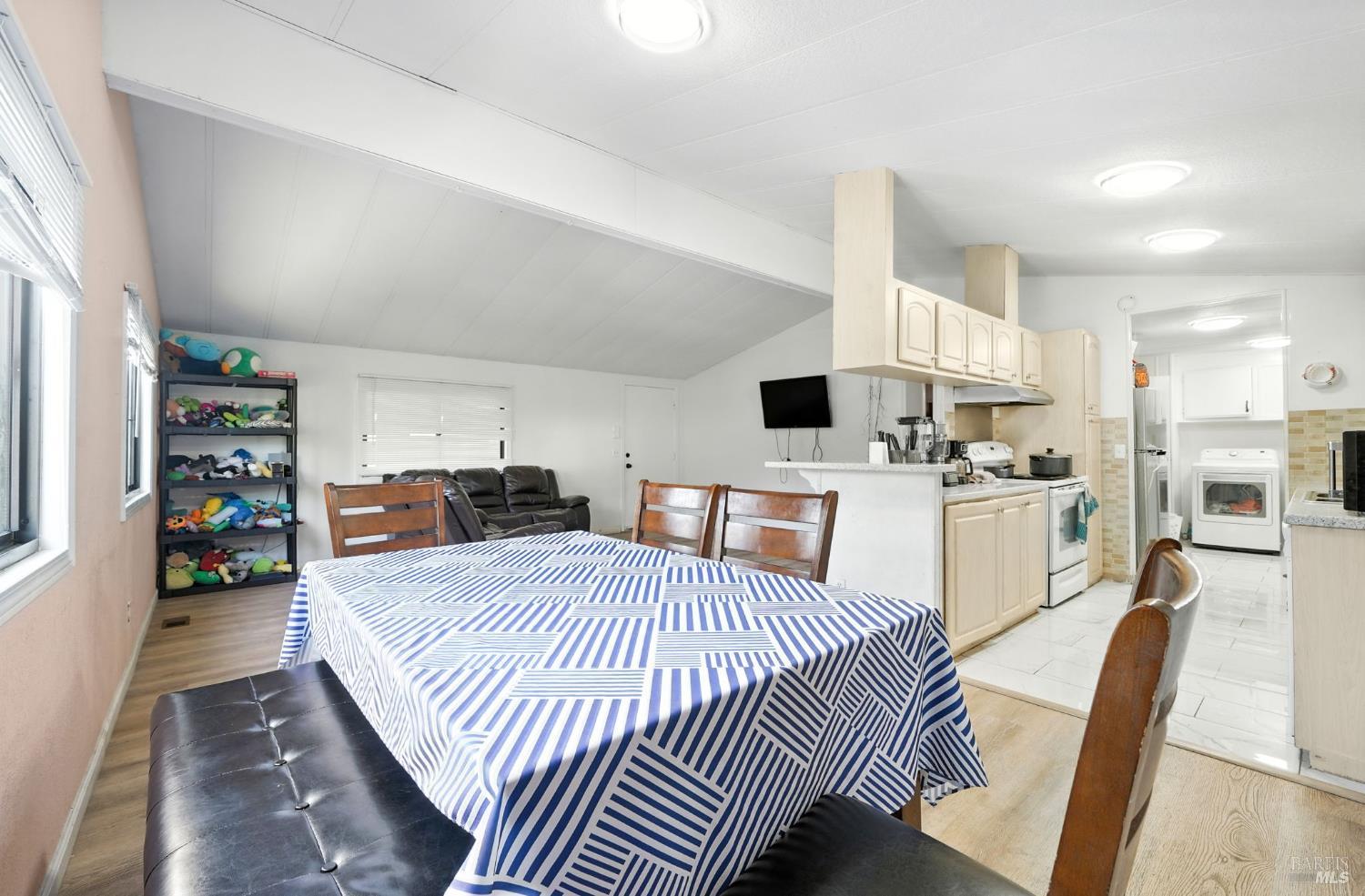 Detail Gallery Image 11 of 27 For 420 Sandstone Dr, Vallejo,  CA 94589 - 3 Beds | 2 Baths