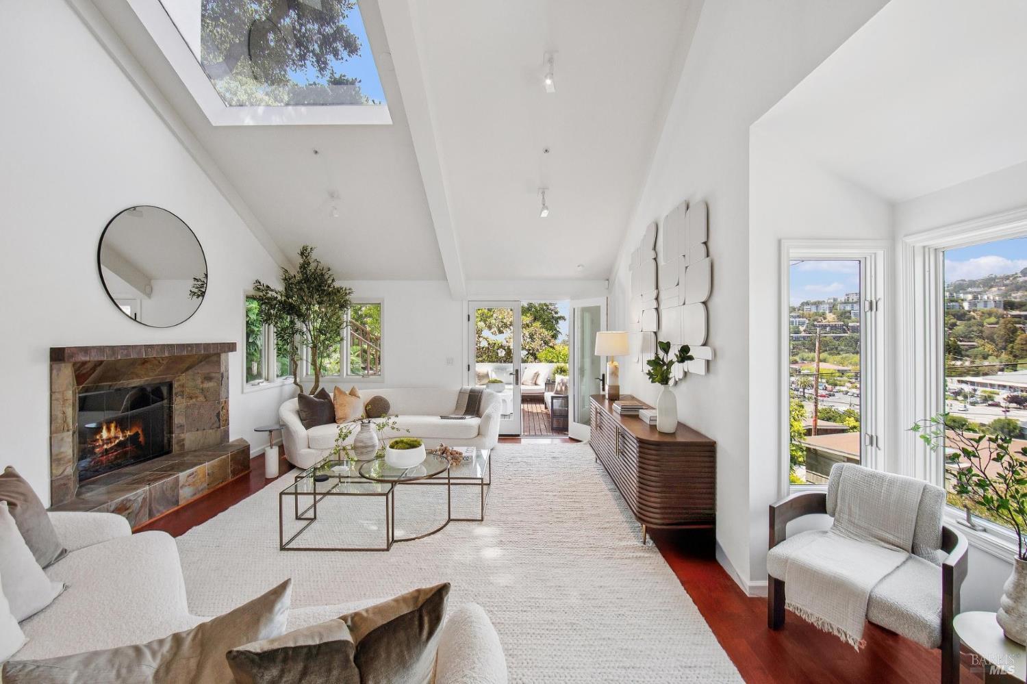 Detail Gallery Image 3 of 47 For 84 Eastview Ave, Tiburon,  CA 94920 - 3 Beds | 2/1 Baths