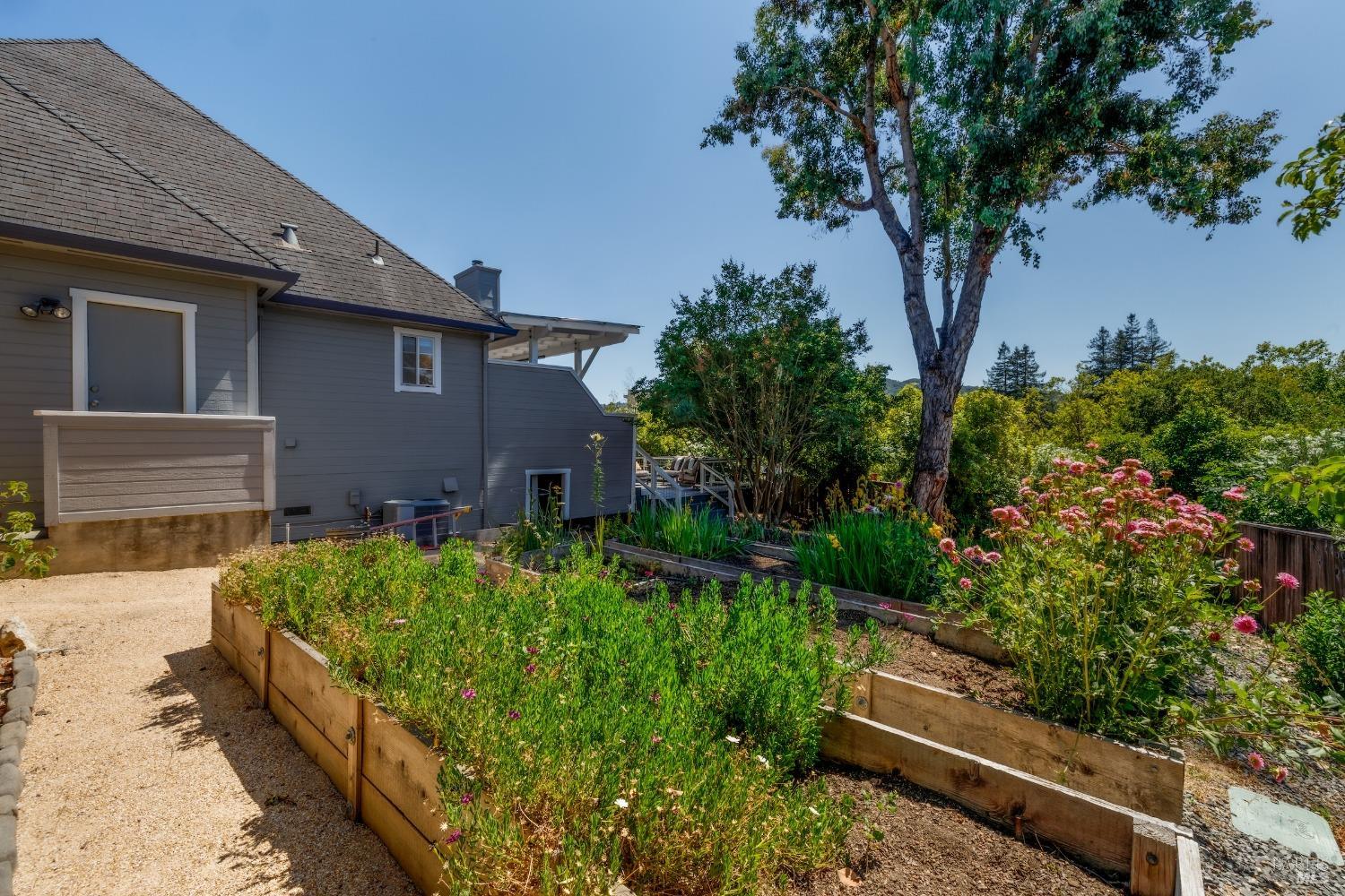 Detail Gallery Image 5 of 36 For 4713 Circle B Pl, Santa Rosa,  CA 95405 - 4 Beds | 3/1 Baths
