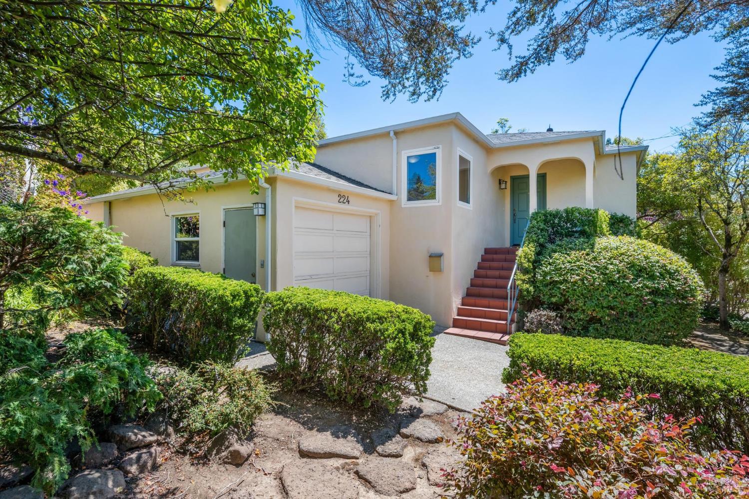 Detail Gallery Image 2 of 38 For 224 Elm Ave, Mill Valley,  CA 94941 - 2 Beds | 1 Baths