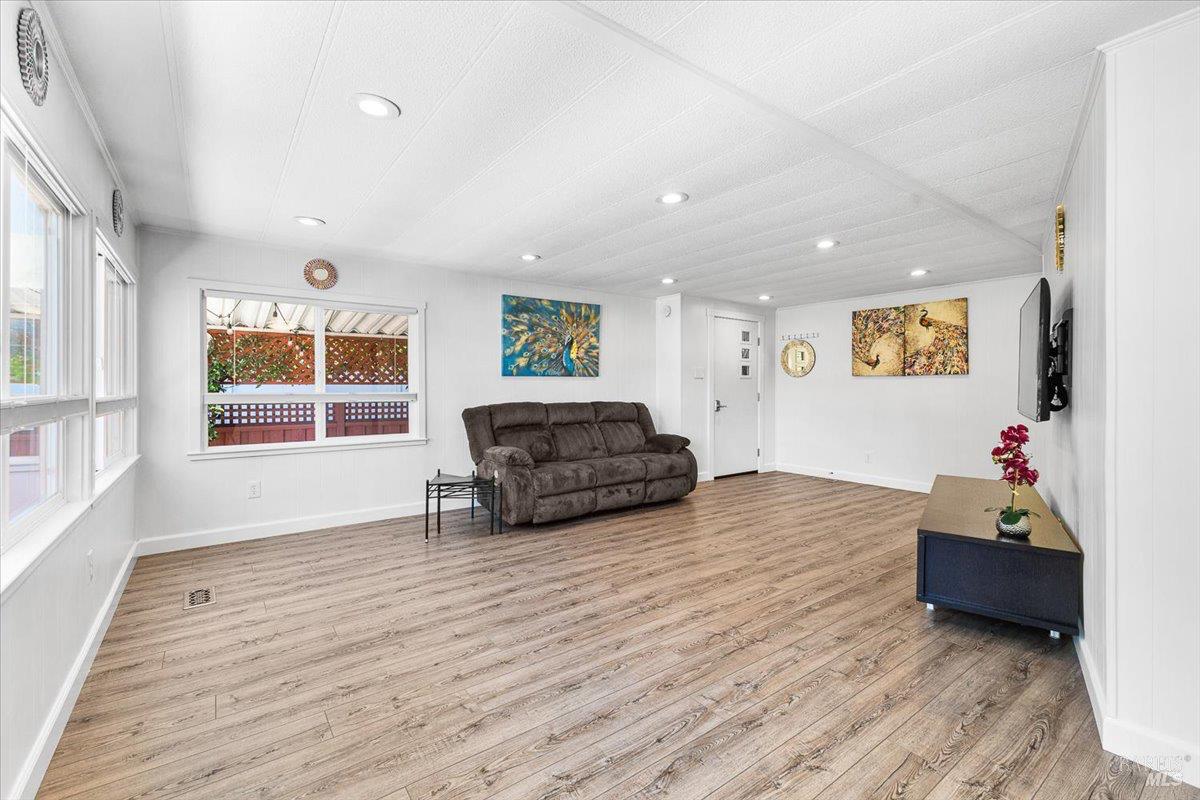Detail Gallery Image 10 of 35 For 318 Rustic Ln, Rohnert Park,  CA 94928 - 2 Beds | 2 Baths