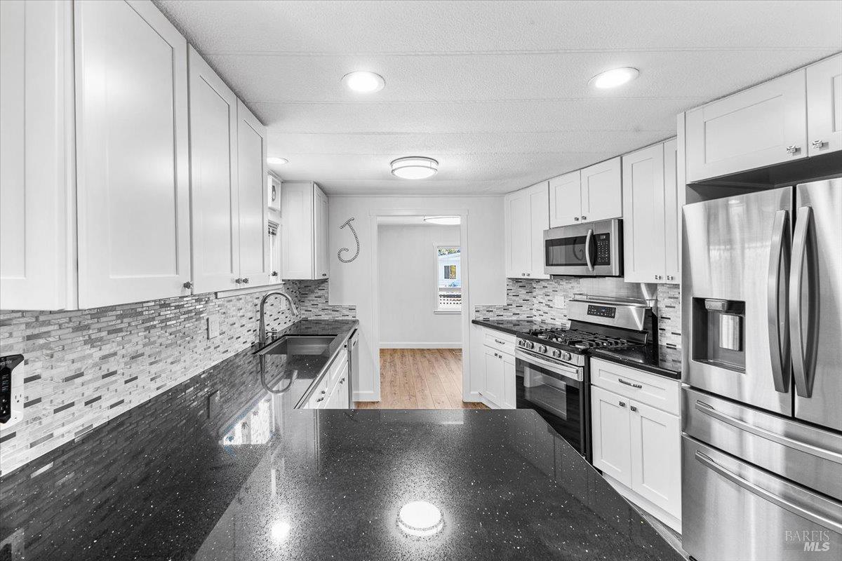Detail Gallery Image 13 of 35 For 318 Rustic Ln, Rohnert Park,  CA 94928 - 2 Beds | 2 Baths