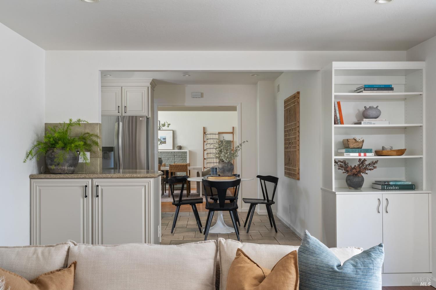 Detail Gallery Image 10 of 27 For 535 Tamarack Dr, San Rafael,  CA 94903 - 3 Beds | 2 Baths