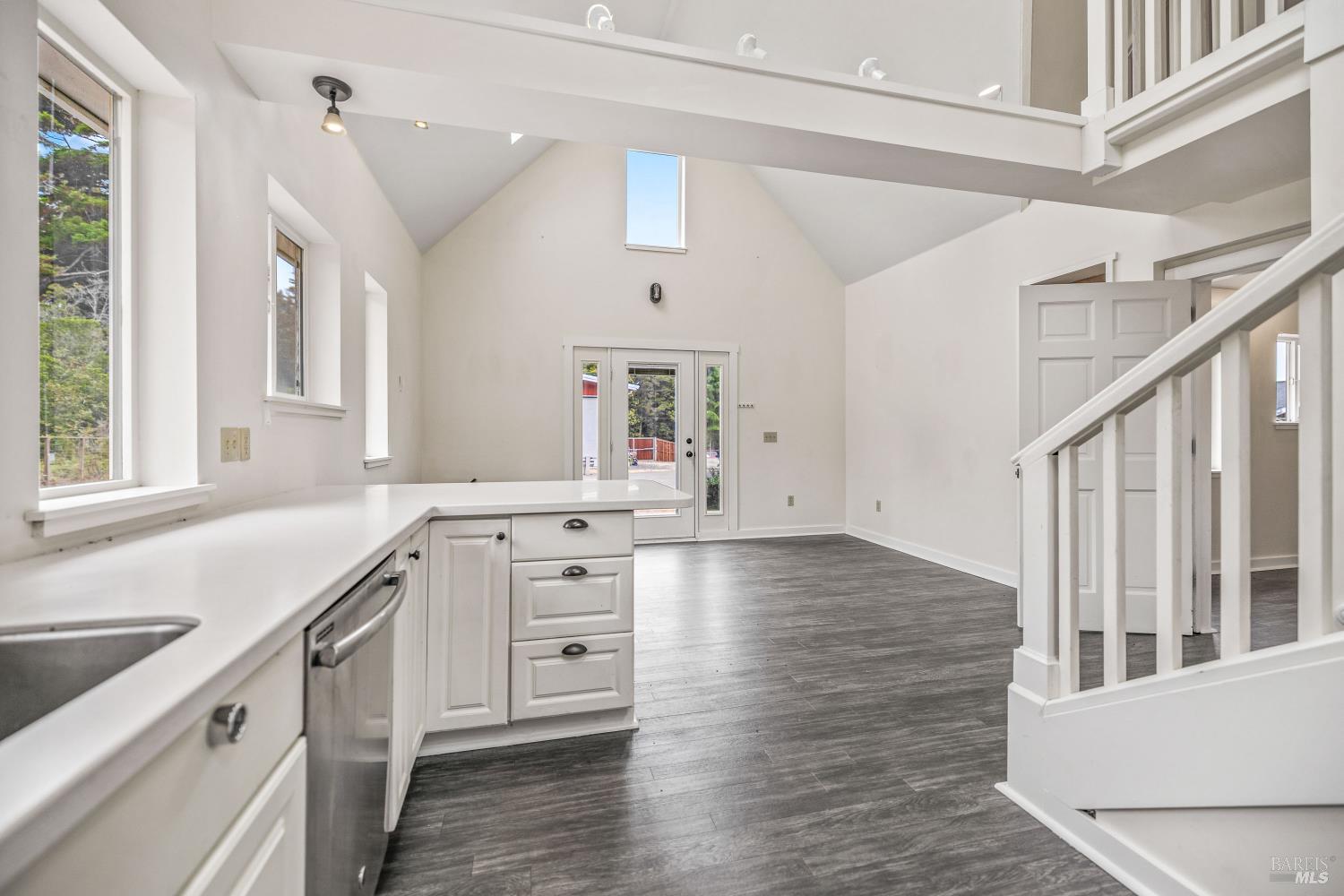 Detail Gallery Image 5 of 18 For 32500 Gibney Ln, Fort Bragg,  CA 95437 - 3 Beds | 3 Baths