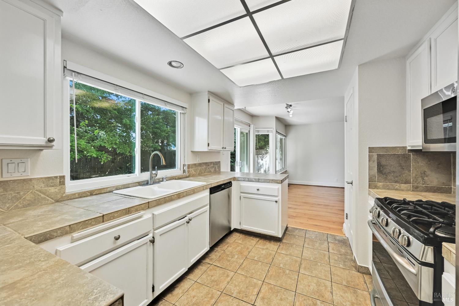 Detail Gallery Image 6 of 34 For 9472 Wellington Cir, Windsor,  CA 95492 - 4 Beds | 2/1 Baths