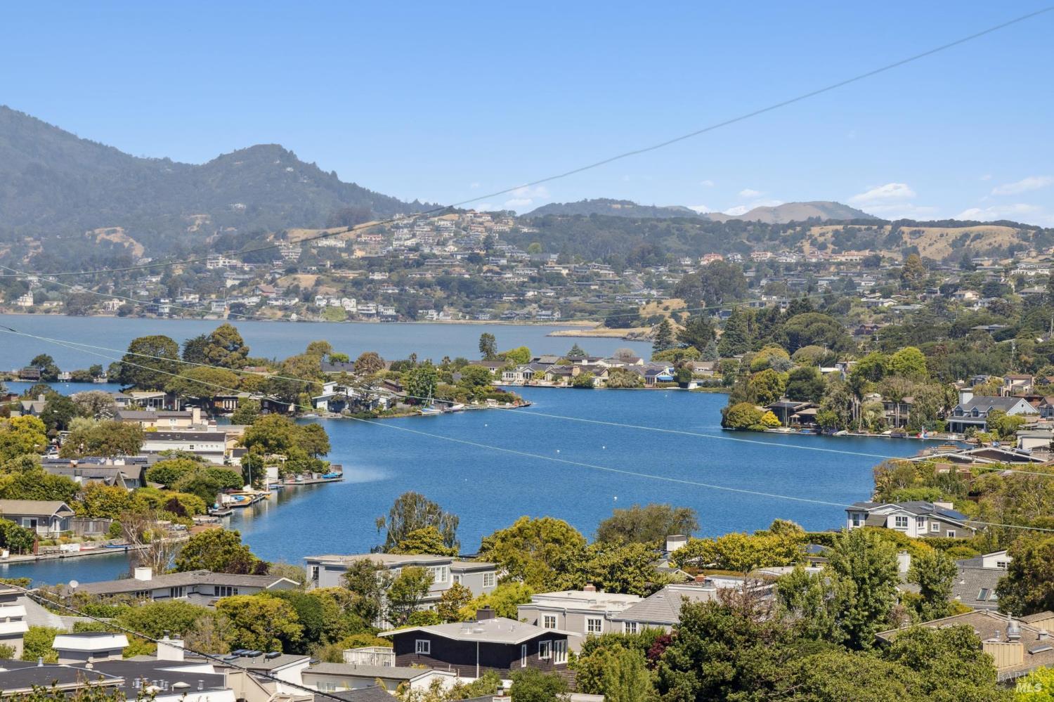 Detail Gallery Image 7 of 47 For 84 Eastview Ave, Tiburon,  CA 94920 - 3 Beds | 2/1 Baths